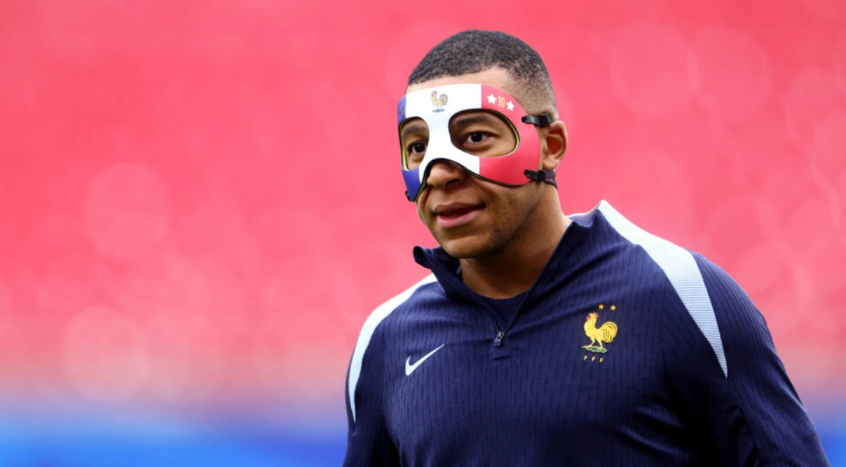 Hình ảnh đeo mặt nạ “gây sốt” của Mbappe